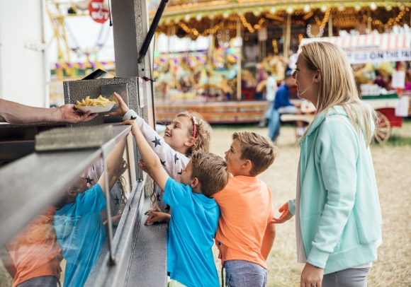 kinderen kopen frietjes - les enfants achètent des frites