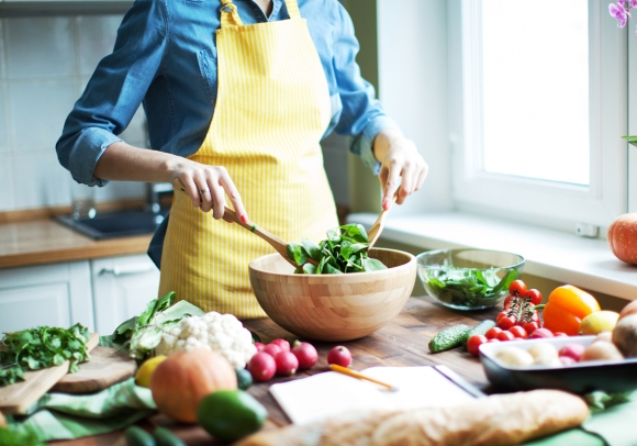 vrouw die kookt - femme qui cuisine